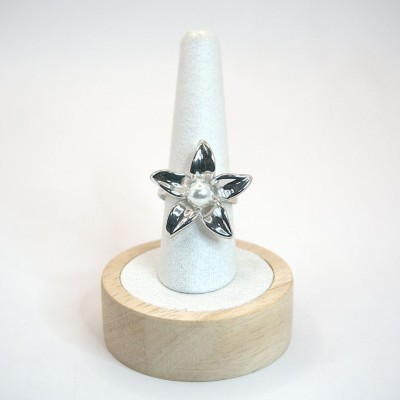 Ατσάλινο δαχτυλίδι με ασημί λουλούδι και πέρλα