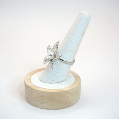 Ατσάλινο δαχτυλίδι με ασημί λουλούδι και πέρλα