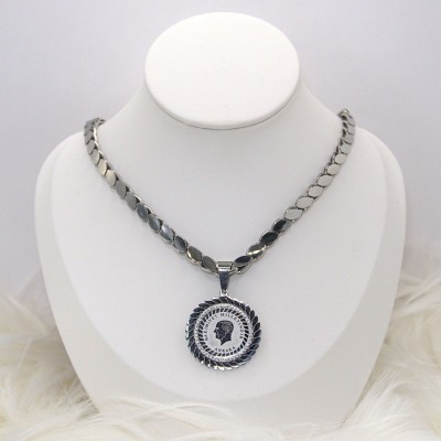 Αλυσίδα λαιμού με ασημί λίρα και οδοντωτό περίγραμμα 