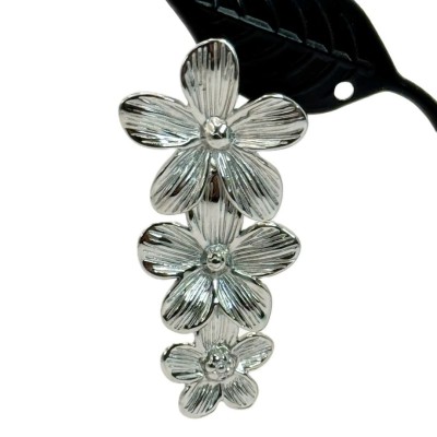 Ατσάλινα σκουλαρίκια με κρεμαστά λουλούδια σε ασημί χρώμα