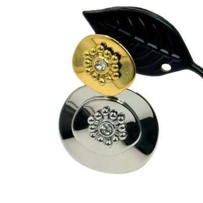 Ατσάλινα δίχρωμα σκουλαρίκια με κύκλους και ανάγλυφα λουλούδια