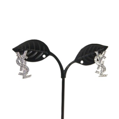 Ασημί καρφωτά σκουλαρίκια με γράμματα διακοσμημένα με στρας