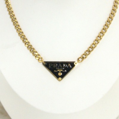 Ατσάλινη αλυσίδα λαιμού σε χρυσό χρώμα με τριγωνικό μαύρο σχέδιο 