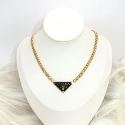 Ατσάλινη αλυσίδα λαιμού σε χρυσό χρώμα με τριγωνικό μαύρο σχέδιο 