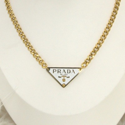 Ατσάλινη αλυσίδα λαιμού σε χρυσό χρώμα με τριγωνικό λευκό σχέδιο 