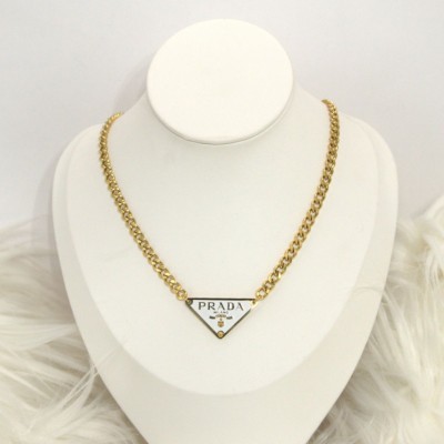 Ατσάλινη αλυσίδα λαιμού σε χρυσό χρώμα με τριγωνικό λευκό σχέδιο 
