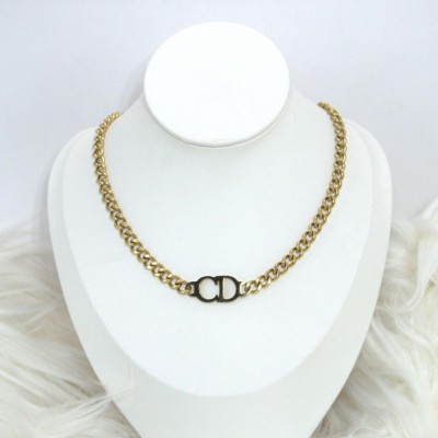 Χρυσή αλυσίδα λαιμού με γράμματα σε χρυσό χρώμα