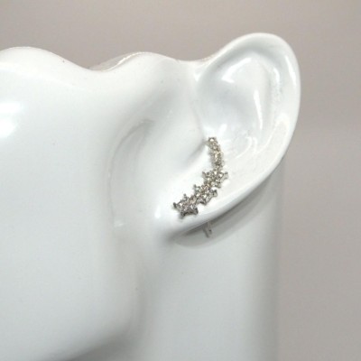 Σκουλαρίκια καρφωτά σε ασημί χρώμα που αγκαλιάζουν το αυτί με μοντέρνο σχέδιο