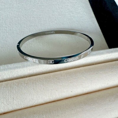 Ατσάλινη χειροπέδα με γράμματα και σχέδιο σε ασημί χρώμα