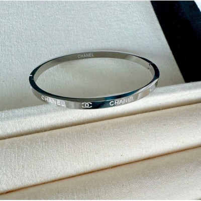 Ατσάλινη χειροπέδα με γράμματα και σχέδιο σε ασημί χρώμα