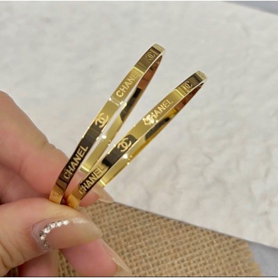 Ατσάλινη χειροπέδα με γράμματα και σχέδιο σε χρυσό χρώμα