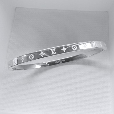 Ατσάλινη χειροπέδα με ιδιαίτερο λιτό σχέδιο σε ασημί χρώμα