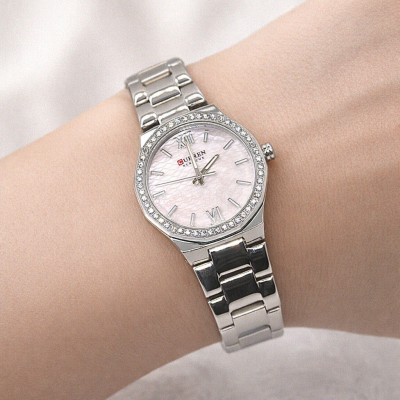 Curren γυναικείο ρολόι με ασημί μεταλλικό μπρασελέ και ροζ στρόγγυλο καντράν διακοσμημένο με στρας