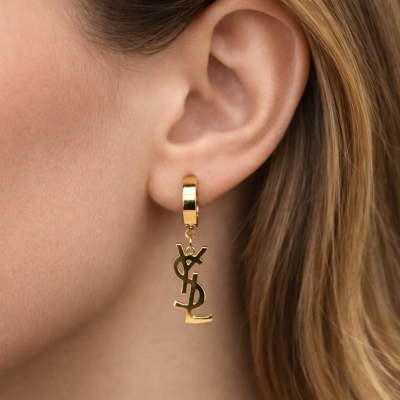 Κρεμαστά σκουλαρίκια κρίκοι με γράμματα σε χρυσό χρώμα