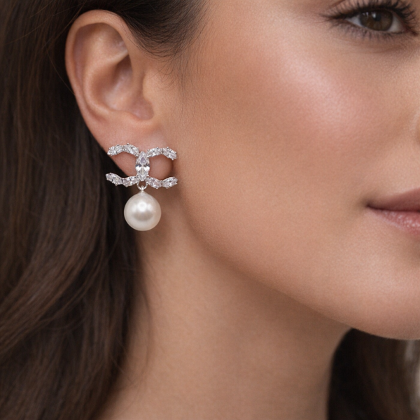 Ατσάλινα σκουλαρίκια με σχέδιο και κρεμαστή πέρλα