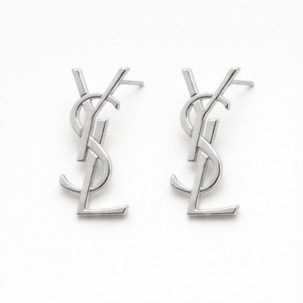 Ασημί κρεμαστά σκουλαρίκια με ιδιαίτερο σχέδιο