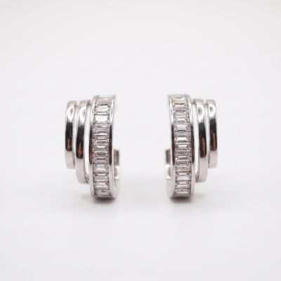 Ατσάλινα μοντέρνα σκουλαρίκια,με στρας σε ασημί χρώμα 