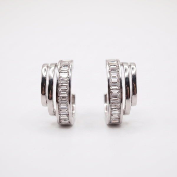 Ατσάλινα μοντέρνα σκουλαρίκια,με στρας σε ασημί χρώμα 