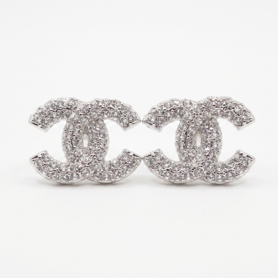 Καρφωτά σκουλαρίκια με μοναδικό σχέδιο σε ασημί χρώμα