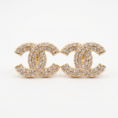 Καρφωτά σκουλαρίκια με μοναδικό σχέδιο σε χρυσό χρώμα