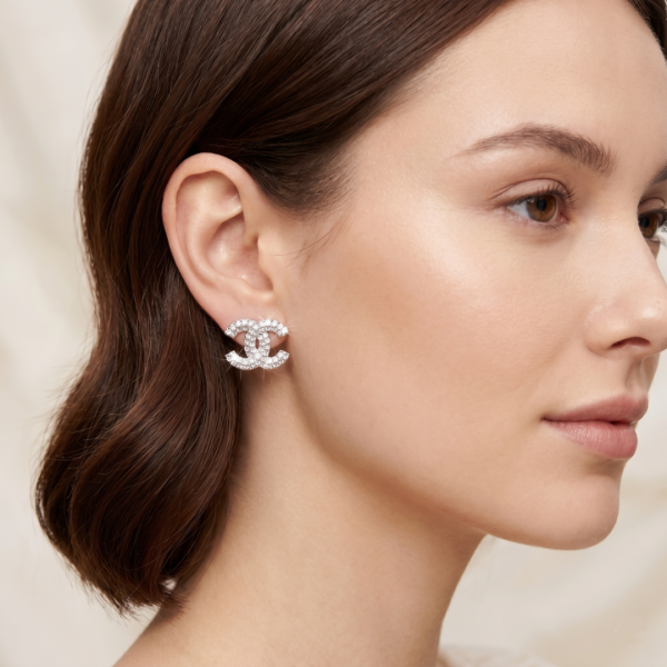 Καρφωτά σκουλαρίκια με μοναδικό σχέδιο σε ασημί χρώμα