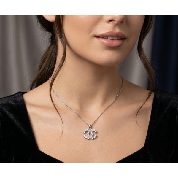 Κολιέ από ανοξείδωτο ατσάλι CC σε ασημί χρώμα με στρας