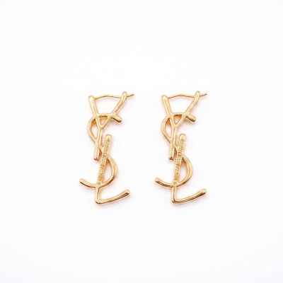 Χρυσά κρεμαστά σκουλαρίκια με ιδιαίτερο σχέδιο