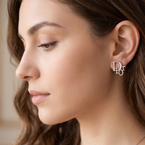 Ασημί καρφωτά σκουλαρίκια με γράμματα 