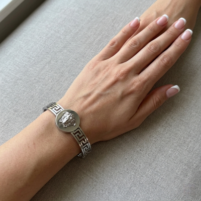 Βραχιόλι χειροπέδα με σχέδιο ‘Μέδουσα’ σε ασημί χρώμα από ατσάλι.