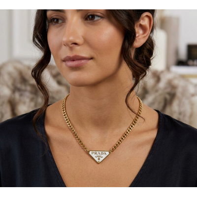 Ατσάλινη αλυσίδα λαιμού σε χρυσό χρώμα με τριγωνικό λευκό σχέδιο 