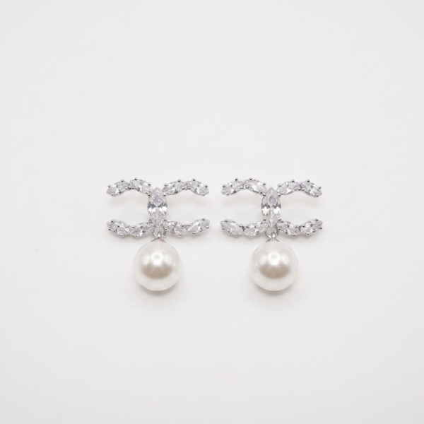 Ατσάλινα σκουλαρίκια με σχέδιο και κρεμαστή πέρλα