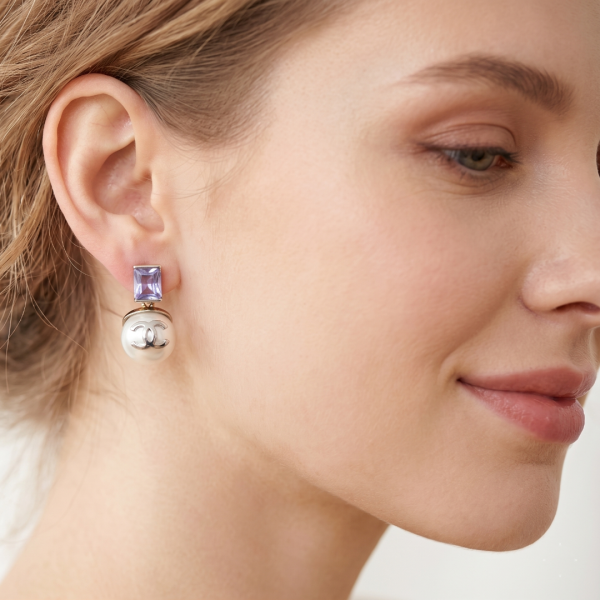 Καρφωτά σκουλαρίκια με ζιργκόν και κρεμαστή πέρλα με σχέδιο