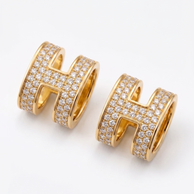 Χρυσά καρφωτά σκουλαρίκια με γράμμα και στρας 