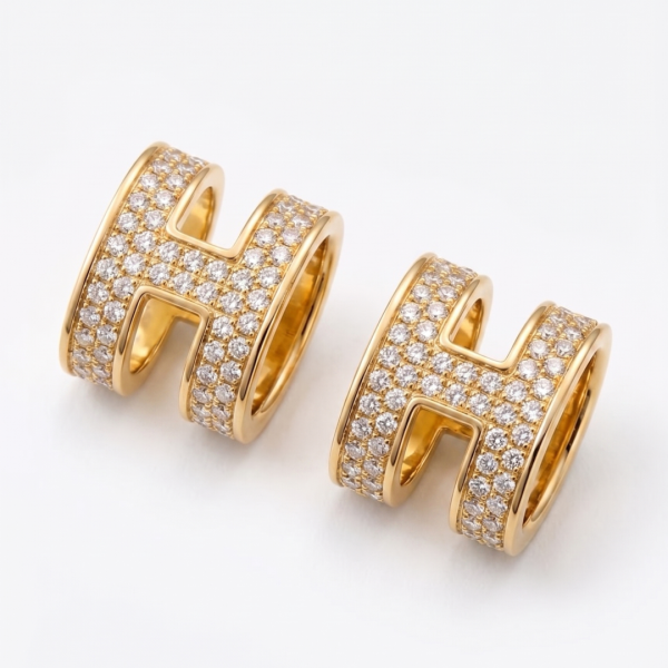 Χρυσά καρφωτά σκουλαρίκια με γράμμα και στρας 