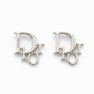 Ασημί καρφωτά σκουλαρίκια με γράμματα 