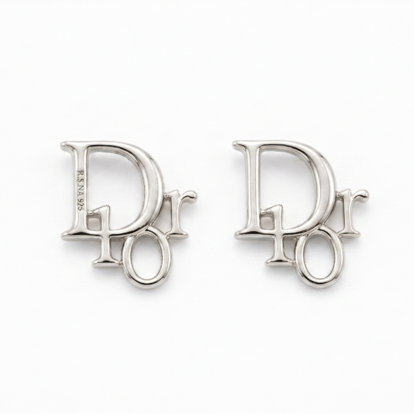 Ασημί καρφωτά σκουλαρίκια με γράμματα 