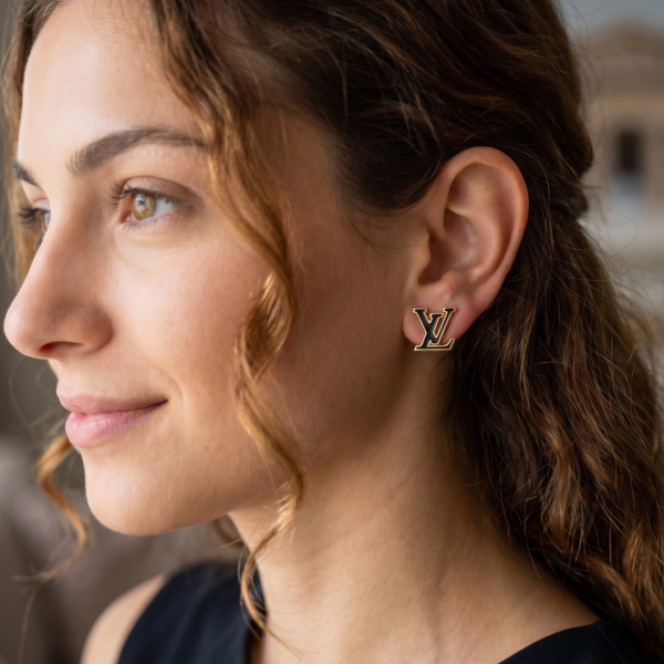 Χρυσά ατσάλινα καρφωτά σκουλαρίκια με γράμματα σε μαύρο χρώμα