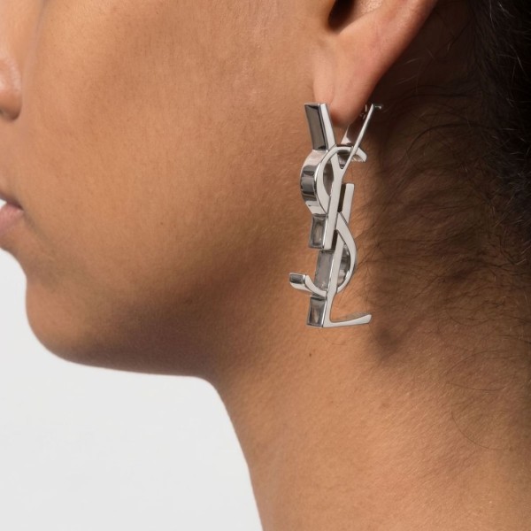 Ασημί κρεμαστά σκουλαρίκια με ιδιαίτερο σχέδιο