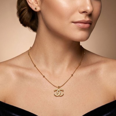 Κομψό ατσάλινο κολιέ με σχέδιο CC σε χρυσό χρώμα 