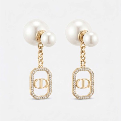 Σκουλαρίκια με πέρλες και κρεμαστό σχέδιο σε χρυσό χρώμα